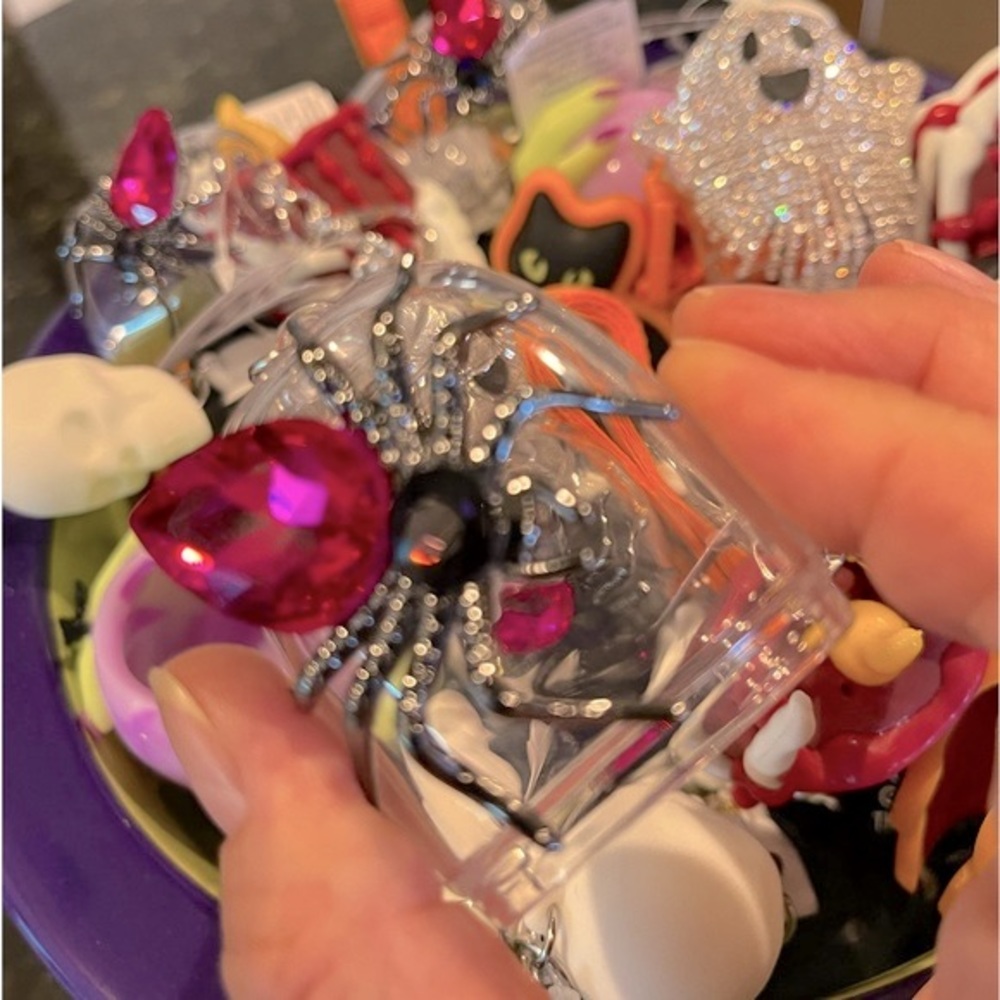 🎃HARD TO FIND🎃BBW SPOOKY SPIDER POCKETBAC HOLDER W/ HOT PINK GEM BODY W/CLIP - Picture 2 of 3